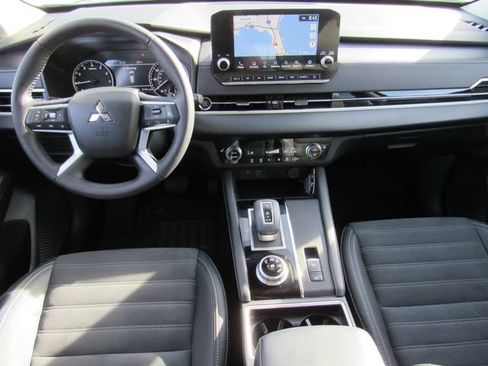 Used 2023 Mitsubishi Outlander SE FWD image 17