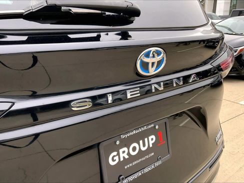 Used 2021 Toyota Sienna Limited image 33