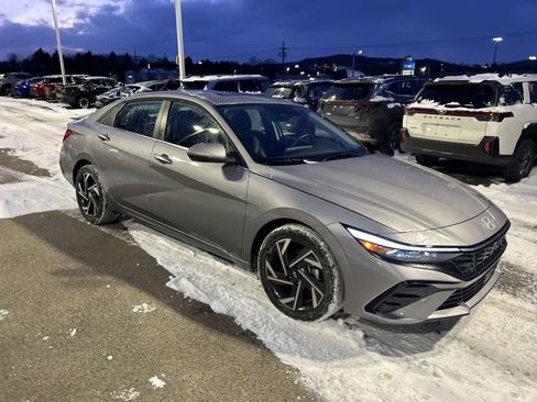 Certified 2025 Hyundai Elantra Limited image 2