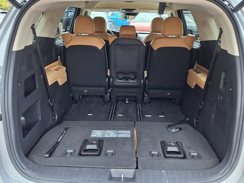 Used 2024 Kia Carnival EX FWD image 30