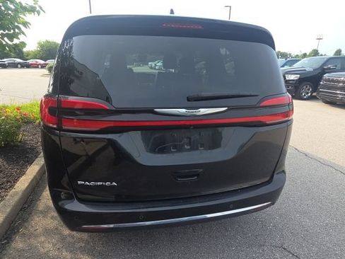 Used 2023 Chrysler Pacifica Touring-L FWD image 9