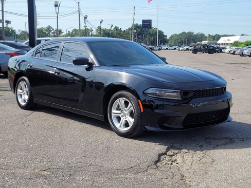 Used 2023 Dodge Charger SXT RWD image 2