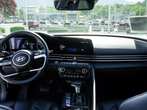 Used 2025 Hyundai Elantra Limited FWD image 31