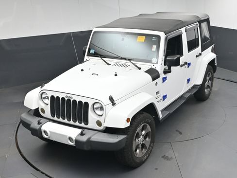 Used 2016 Jeep Wrangler Unlimited Sahara w/ Connectivity Group image 30