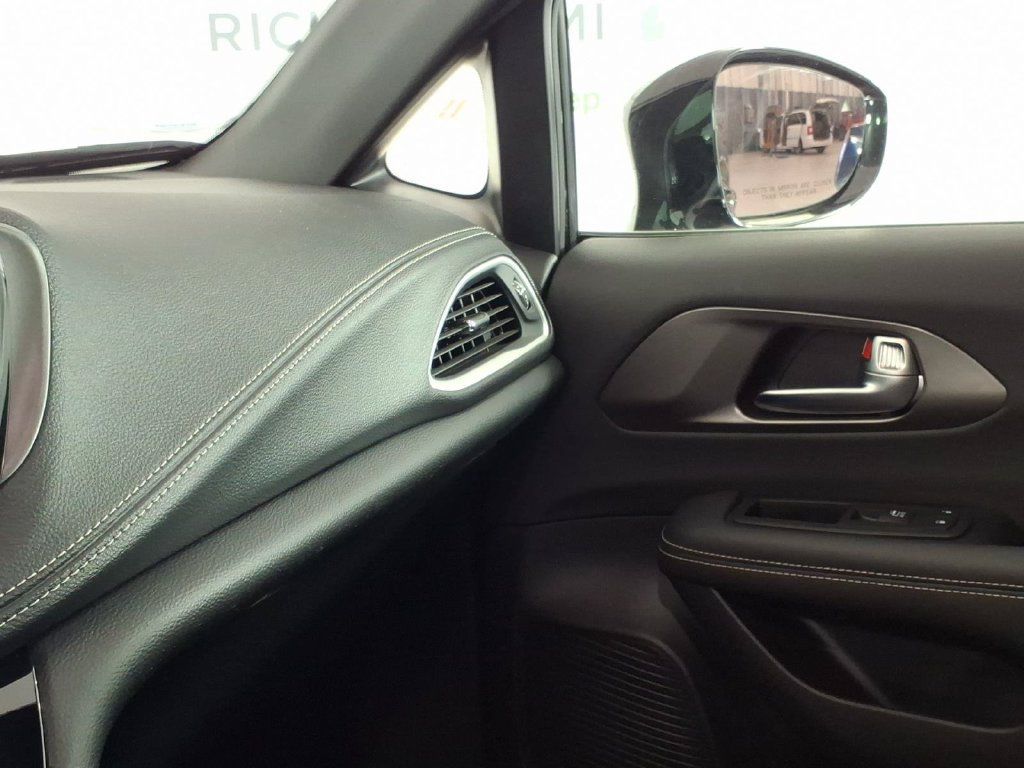 Used 2025 Chrysler Pacifica Select w/ Uconnect Theater Family Group FWD image 21