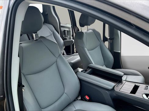 Used 2023 Toyota Sienna XLE image 7