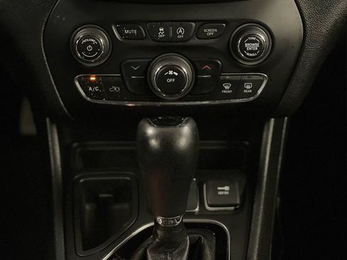 Used 2020 Jeep Cherokee Latitude Plus FWD image 25