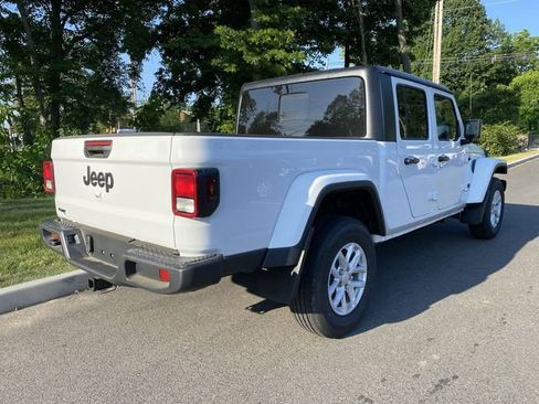 Used 2023 Jeep Gladiator Sport AWD/4WD image 7