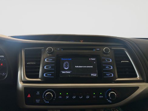 Used 2017 Toyota Highlander LE FWD image 18