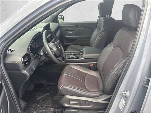 Used 2025 Honda Pilot Black Edition image 10