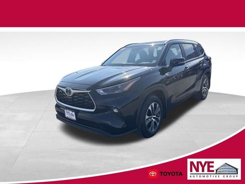Used 2023 Toyota Highlander XLE AWD/4WD image 1