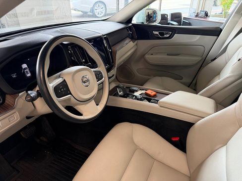 Used 2022 Volvo XC60 B5 Momentum w/ Advanced Package image 7