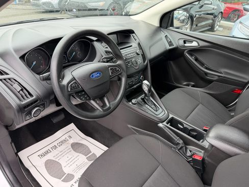 Used 2015 Ford Focus SE w/ Reverse Sensing Package FWD image 4