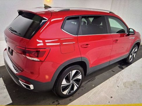 Used 2024 Volkswagen Taos SE w/ Panoramic Sunroof Package image 4