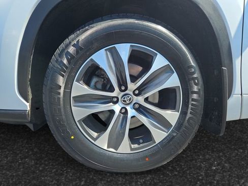 Used 2023 Toyota Highlander XLE FWD image 4