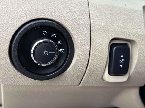 Used 2017 Ford Taurus SE image 17