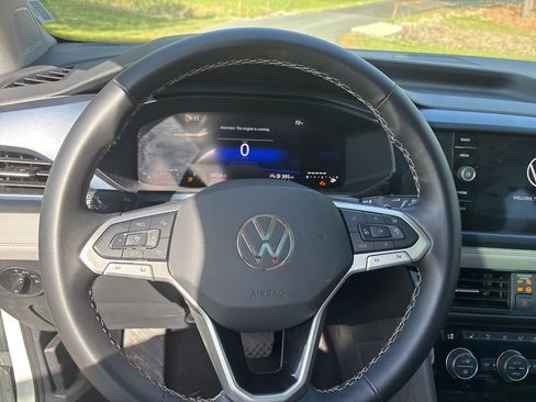 Used 2024 Volkswagen Taos SE image 12