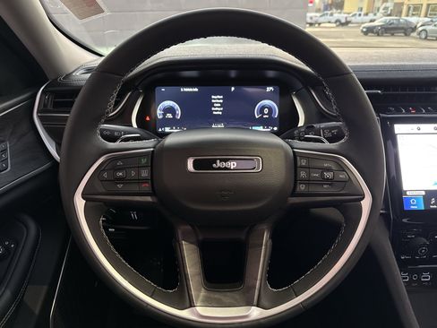 Used 2023 Jeep Grand Cherokee Limited w/ Luxury Tech Group II image 13