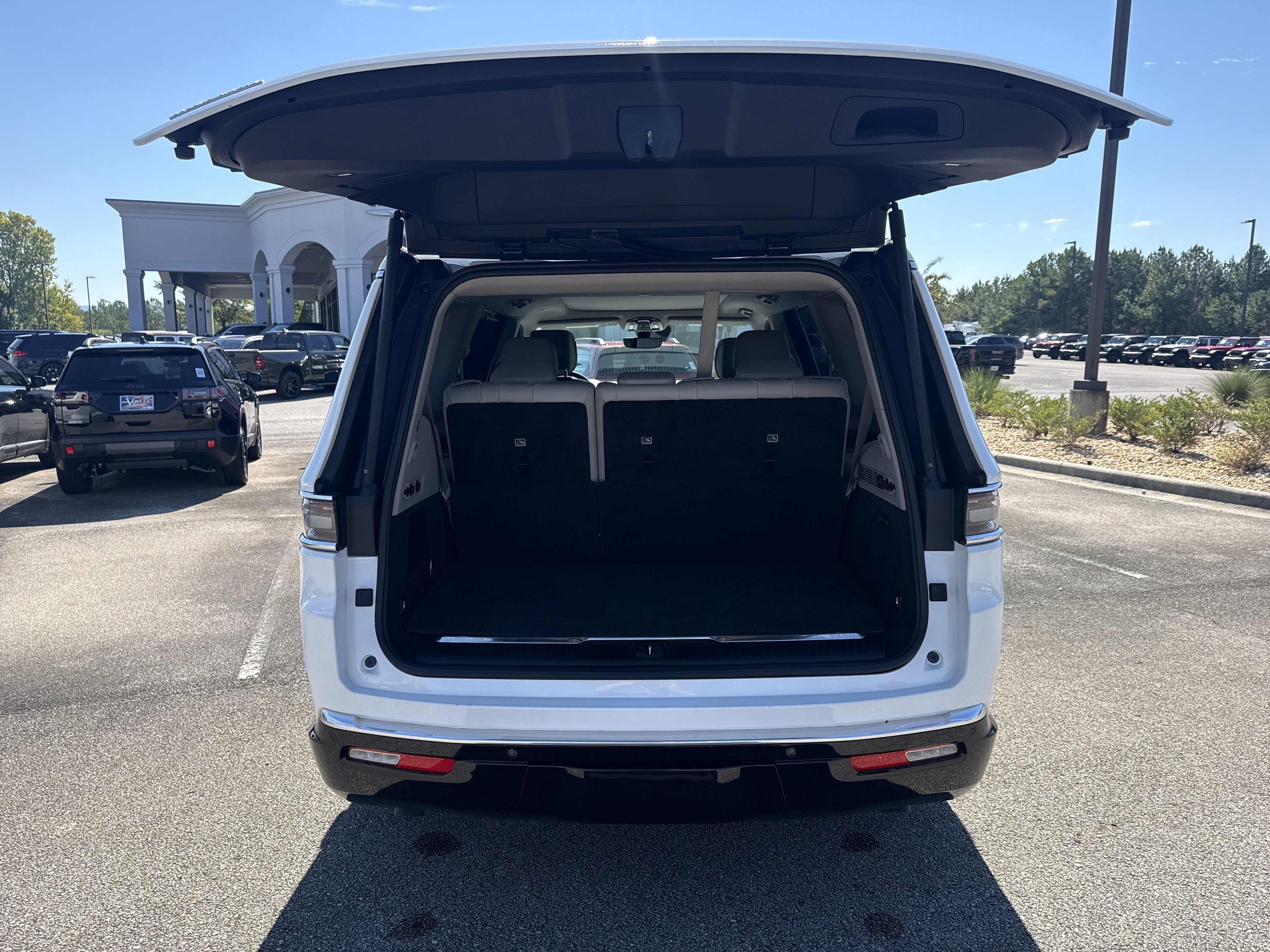 Used 2023 Jeep Grand Wagoneer 4WD image 17