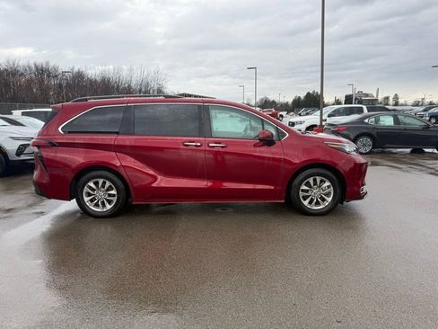 Used 2022 Toyota Sienna XLE image 6
