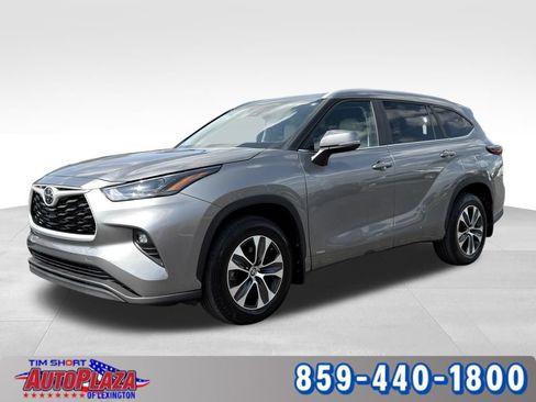 Used 2025 Toyota Highlander XLE AWD/4WD image 1