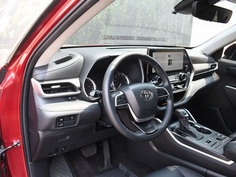 Used 2023 Toyota Highlander XLE AWD/4WD image 14