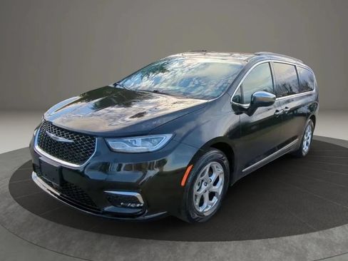 Used 2023 Chrysler Pacifica Limited FWD image 30
