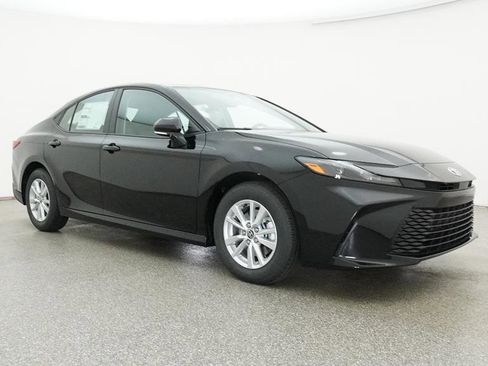 Used 2025 Toyota Camry LE image 30