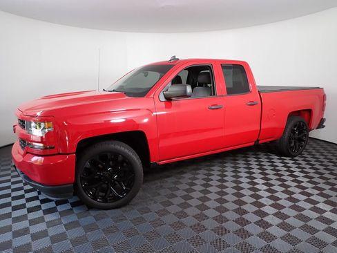 Used 2018 Chevrolet Silverado 1500 Custom w/ Custom Convenience Package RWD image 12