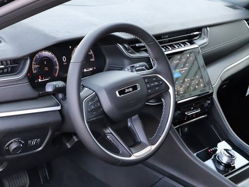 New 2025 Jeep Grand Cherokee Altitude image 10