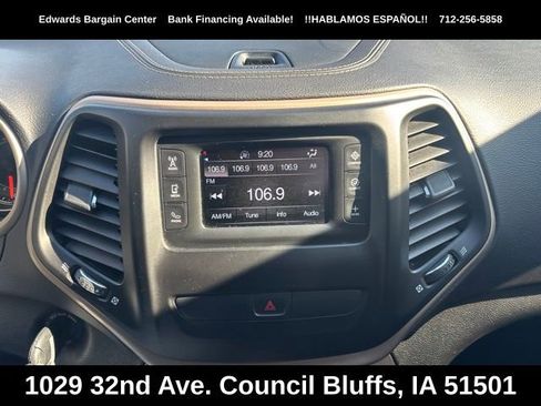 Used 2017 Jeep Cherokee Latitude AWD/4WD image 19
