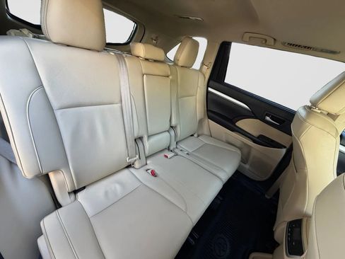 Used 2019 Toyota Highlander XLE AWD/4WD image 19