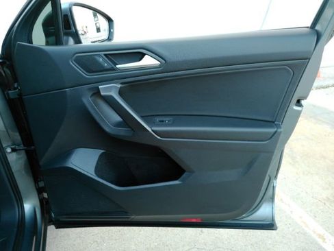 Used 2021 Volkswagen Tiguan SE image 21