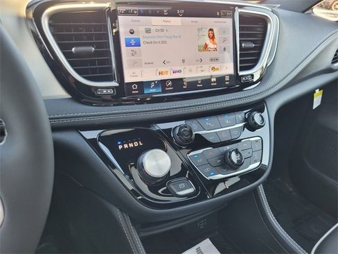 New 2026 Chrysler Pacifica Limited w/ Trailer Tow Group image 25