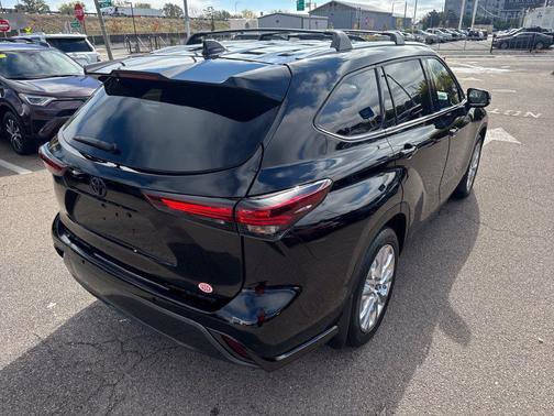 Used 2024 Toyota Highlander Limited AWD/4WD image 9