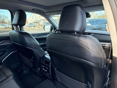 Used 2022 Jeep Grand Cherokee Limited image 25