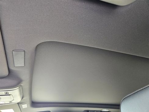 Used 2025 Chevrolet Suburban High Country image 37