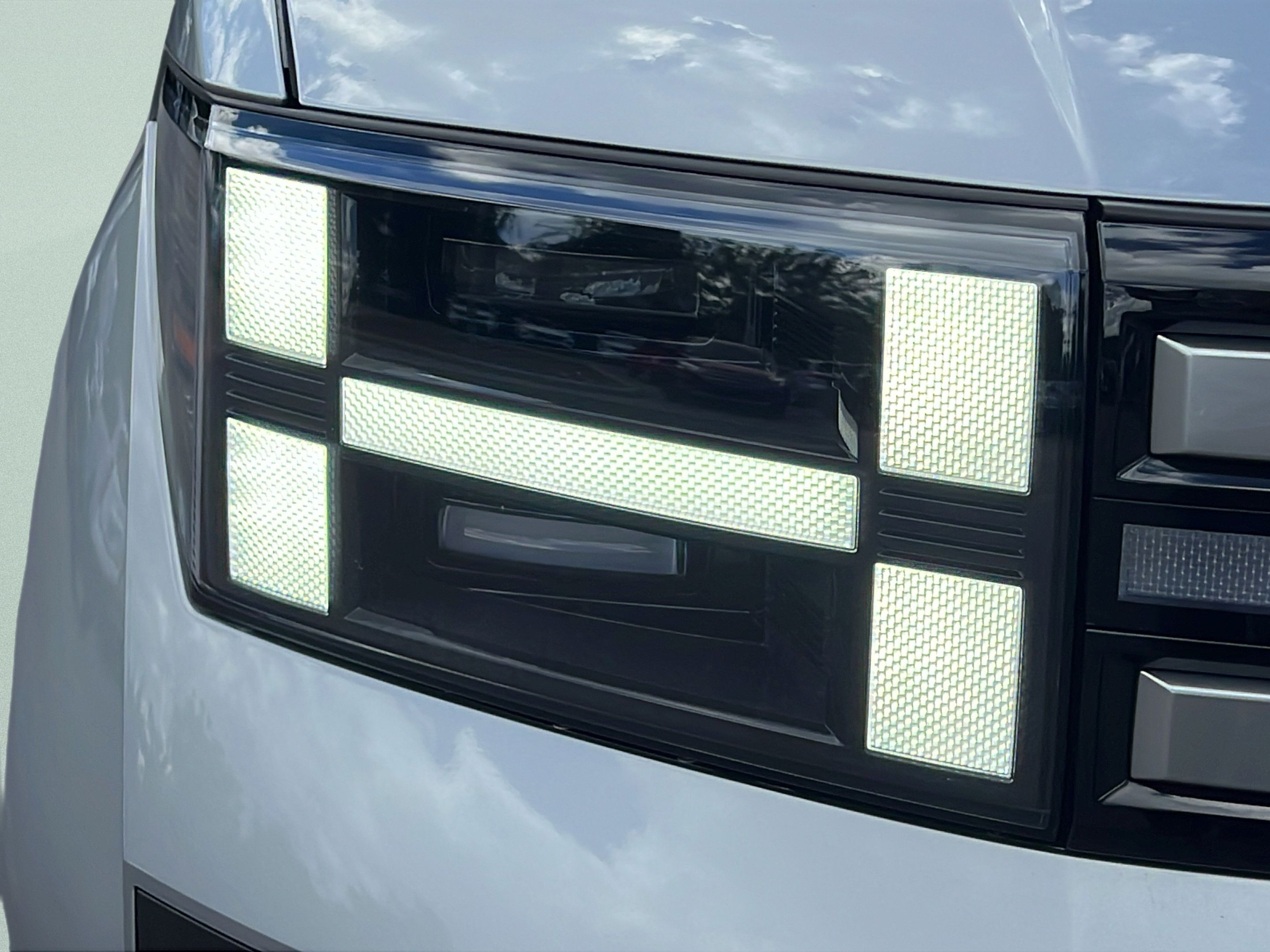 Used 2025 Hyundai Santa Fe SEL FWD image 9