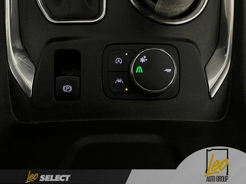 Used 2023 Chevrolet Traverse LT FWD image 13
