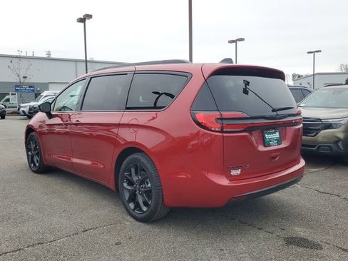 New 2026 Chrysler Pacifica Select image 4