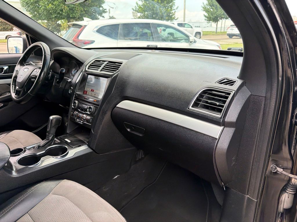 Used 2017 Ford Explorer XLT w/ Equipment Group 202A FWD image 17