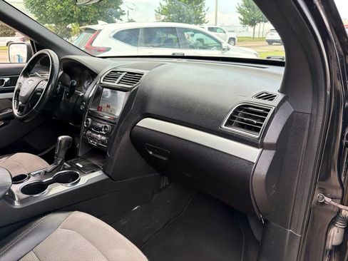 Used 2017 Ford Explorer XLT w/ Equipment Group 202A FWD image 17