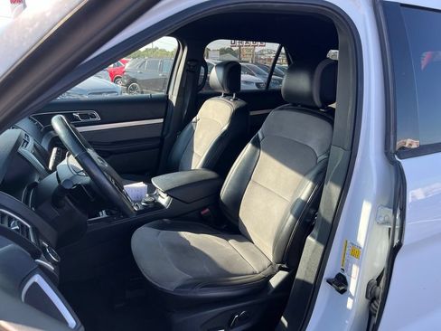 Used 2017 Ford Explorer XLT w/ Equipment Group 202A AWD/4WD image 19