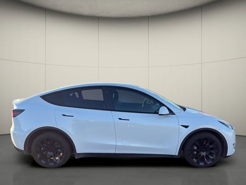 Used 2021 Tesla Model Y Long Range image 8