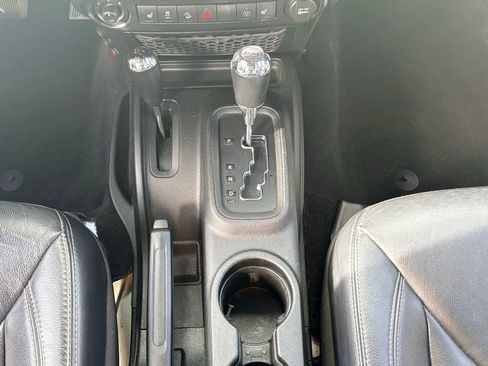 Used 2015 Jeep Wrangler Unlimited Rubicon image 20