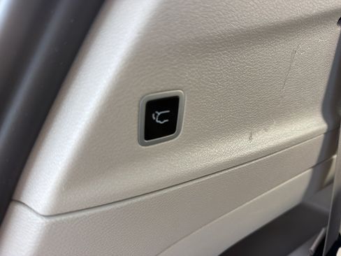 Used 2024 Chrysler Pacifica Touring-L FWD image 11