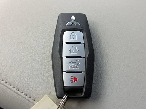 Used 2025 Mitsubishi Outlander SE FWD image 33