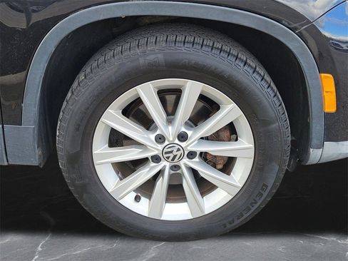 Used 2018 Volkswagen Tiguan Limited w/ Premium Package image 32