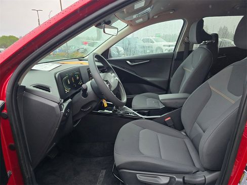Used 2024 Kia Niro LX image 8
