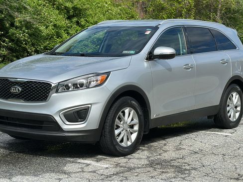 Used 2017 Kia Sorento AWD w/ LX Convenience Package image 2